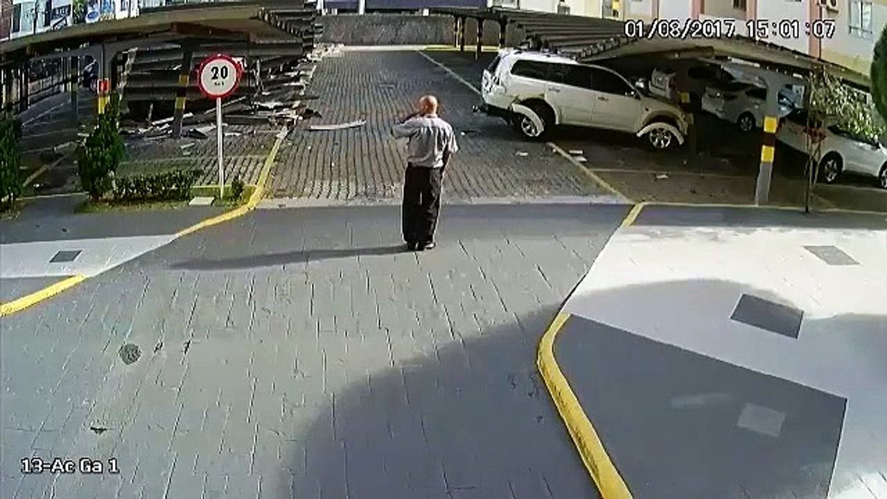 En essayant de se garer, un conducteur détruit tout le parking