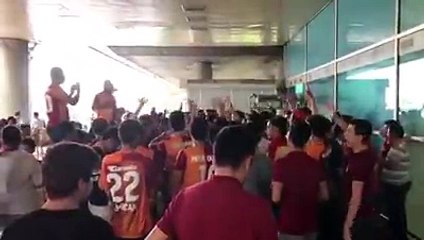 L'ACCUEIL CHALEUREUX OFFER A L’AÉROPORT POUR SOFIANE FEGHOULI