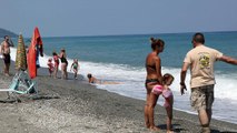 Las playas griegas no quieren ser ceniceros gigantes