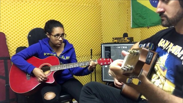 Aluna aprendendo música gospel