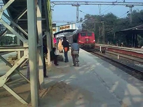 Shalimar - Lokmanya Tilak Express passes Nalpur.3gp