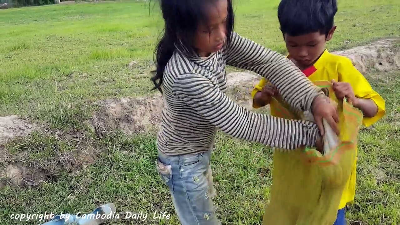 Terrifying !! Brave Little Sister And Brother Catch Many Snakes By Digging Hole Near Their