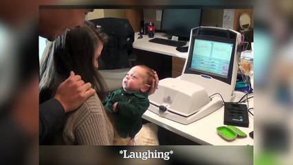 Un bébé entend ses parents pour la première fois !