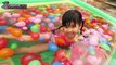BÉ BÚN TẮM BỂ BƠI BÓNG NƯỚC KHỔNG LỒ water balloons swimming pool | CreativeKids