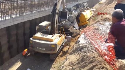 Sakarya Hafriyat Kamyonu Devrildi, Sürücü Öldü