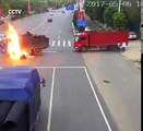 ویڈیو میں دیکھیں موٹرسائیکل کے ٹرک کے ساتھ ٹکراتے ہی کیسی خوفناک آگ لگ گئی۔ ویڈیو: حافظ عثمان۔ لاہور