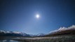 Coucher de lune en fin de nuit entre 2 glaciers du lac d'Ashburton en Nouvelle Zélande