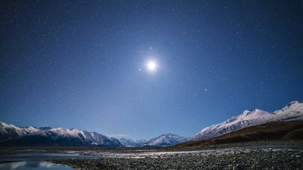 Coucher de lune en fin de nuit entre 2 glaciers du lac d'Ashburton en Nouvelle Zélande