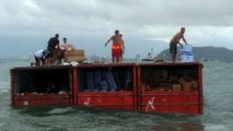 Brésil: des pilleurs se ruent sur des containers tombés en mer