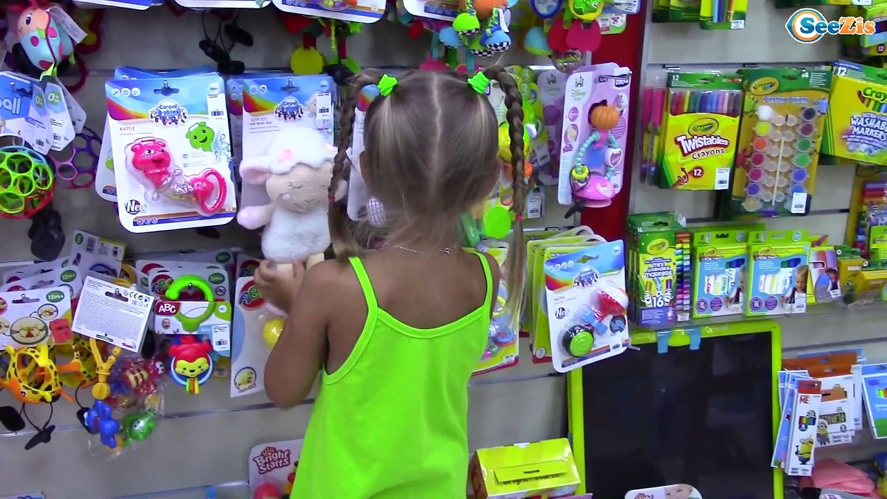 Едем в Магазин Игрушек Покупаем Ролики | Учимся Кататься и падаем Видео для Детей