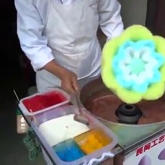 Il crée une fleur en barbe à papa