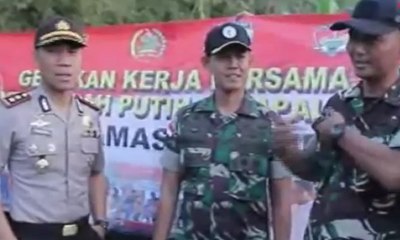 TNI-Polri Ganti Bendera Warga Perbatasan Secara Gratis