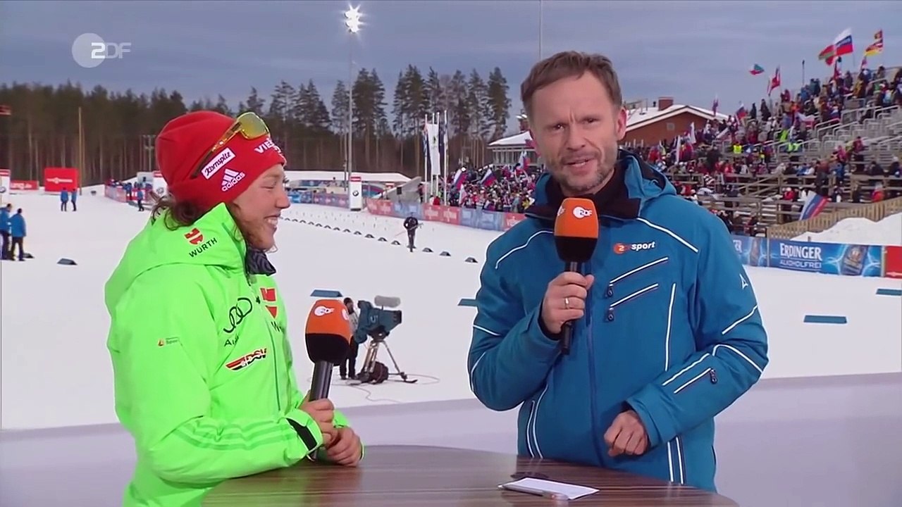 Biathlon Gesamtweltcup Siegerin 2017 Laura Dahlmeier erhält Glückwünsche von .