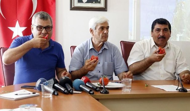 Çiftçiler Rusya'ya domates yiyerek tepki gösterdi