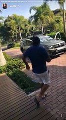 Anitta dá carrão de presente para o pai: 'Realizamos o sonho do coroa'