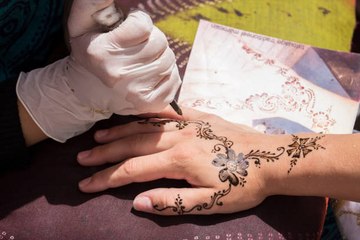 Attention aux tatouages au henné noir !