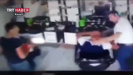 Berber müşterisinin saçlarını yaktı