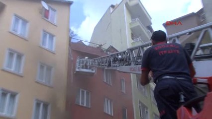 Kocaeli Yangında Mahsur Kalan Anneanne Ile Torununu Itfaiye Kurtardı