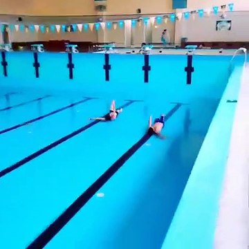 Des jeunes font de la natation mais sans eau ! LOL