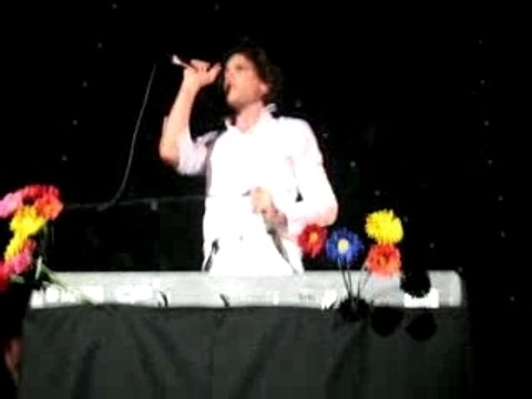 Mika Zénith 24 Paris que dit-il avant Billy Brown?