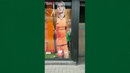 Partiu, Barça? Funcionária aparece retirando imagem de Coutinho da vitrine