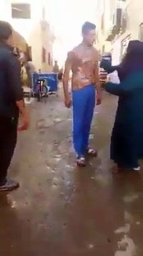 Une maman en colère donne une bonne correction à son fils devant ses potes !