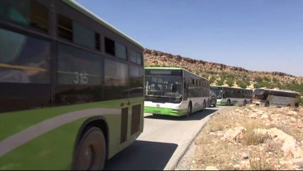 مئات المقاتلين واللاجئين السوريين يغادرون لبنان إلى سوريا