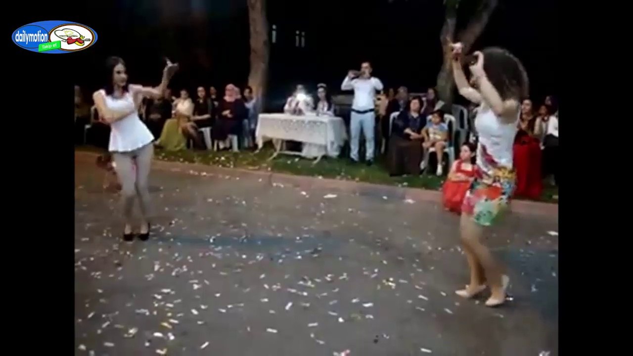 Köyde iki güzel kızdan oyun havası gösterisi