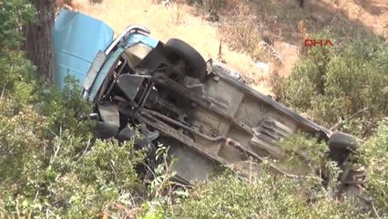 Antalya Otomobil Uçuruma Yuvarlandı