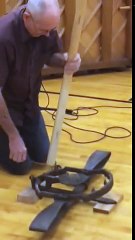 Il déclenche un piège à ours avec sa main, DINGUE !