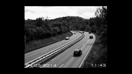 Une voiture disparait instantanément de la caméra de surveillance ! Flippant !