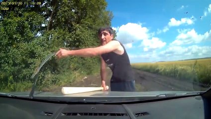 Un couple en voiture tombe dans un guet-apens en pleine campagne (Russie)