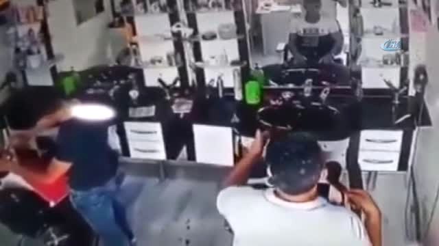 Kulak Kıllarını Yakmak İsterken Müşterisini Yakıyordu