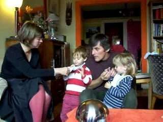 Gus et Garance prennent le goûter