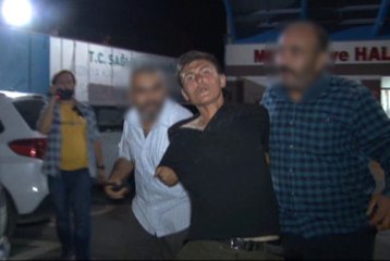 Gazetecilere Terlik Fırlattı