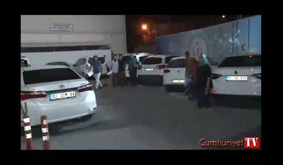 Gazetecilere terlik fırlattı