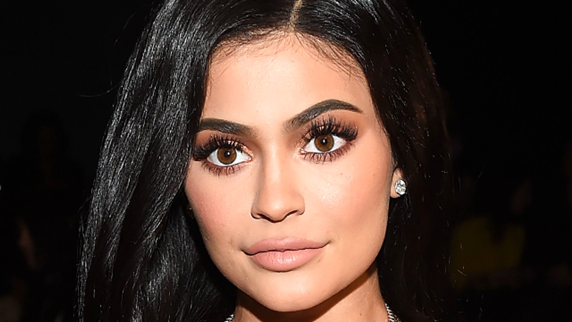Kylie Jenner & Kendall Jenner Reveal The Most Boring Kardashian - VIDEO