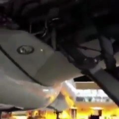 Joven muy loco en el tren de aterrizaje