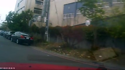 飛び出してきた原付BBAの反応が謎すぎて草 バイバイじゃねーよｗｗｗｗ