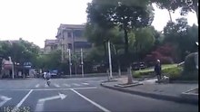 突然ド派手にブチ当たってくる黒塗りDQN！？ドライブレコーダー - YouTube (2)