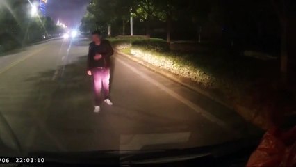 泥酔DQNが道路の真ん中でケンカ売ってきてドン引きですわぁ・・・・・・