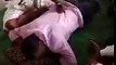 انڈیا میں ہتھوڑے سے ہڈیوں اور گردوں کا علاج کرنے والے بابا جی کی ویڈیو دیکھیں۔ ویڈیو: رانا اعجاز۔ قصور