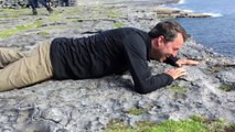 un homme qui a le vertige veut voir une falaise