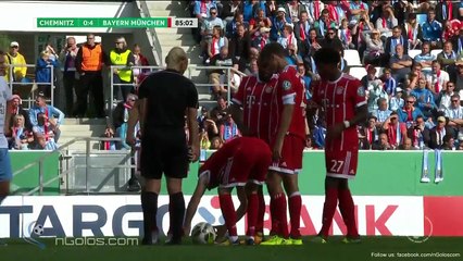 Ribéry défait les lacets de la femme arbitre ... et marque un joli coup franc !