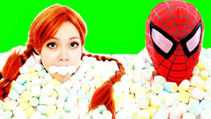 Spiderman Frozen Elsa Anna vs Joker Marshmallow Funny Prank Fun Superhero dans la vie réelle -)