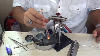 Camı Her Şekle Sokuyor, İzleyenler Hayran Kalıyor