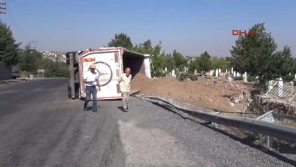 Kayseri Virajı Alamayan Kum Yüklü Kamyon Mezarlığa Girdi