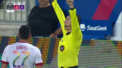 Kaka expulsé alors qu'il s'amusait avec un adversaire et ami !