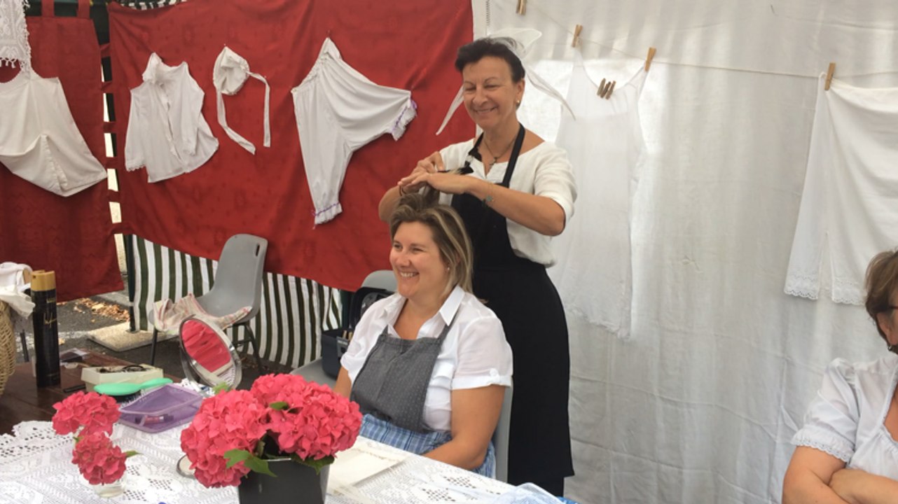 Démonstration de coiffe à la fête des Lavoirs