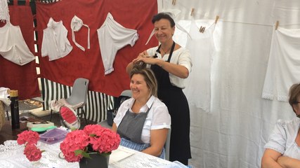 Démonstration de coiffe à la fête des Lavoirs